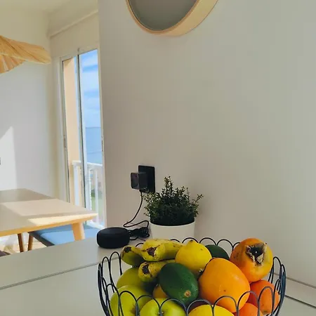 Arena Home, Chic & Sea View Apartment *