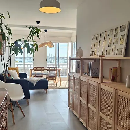 Arena Home, Chic & Sea View Apartment